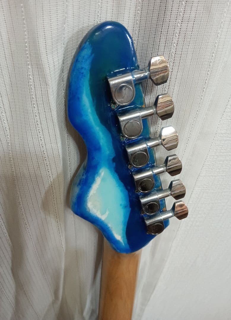 エレキギター　アクリル透明　ストラトタイプ LED・WAVE・クラゲ仕様