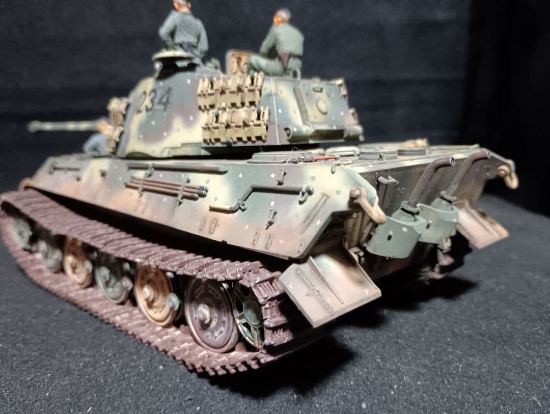 アカデミー1/35キングタイガー完成品
