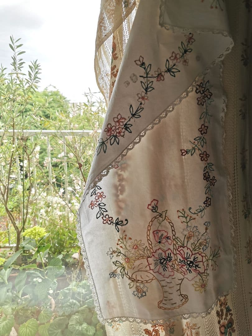 アンティークフランス 野の花の花籠 色糸刺繍 リネンクロス ロングランナー