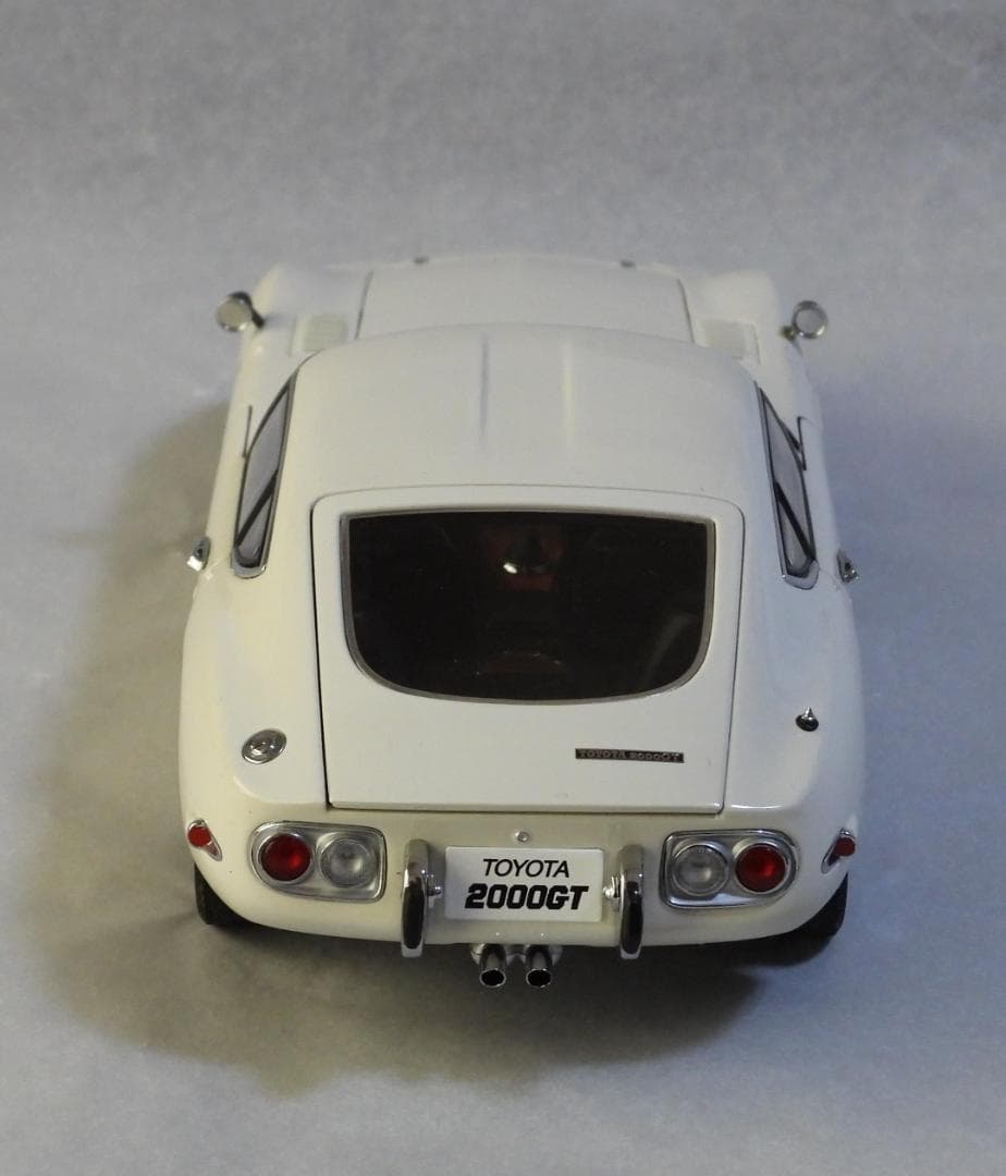 ミニカー AUTOart TOYOTA 2000GT 1/18