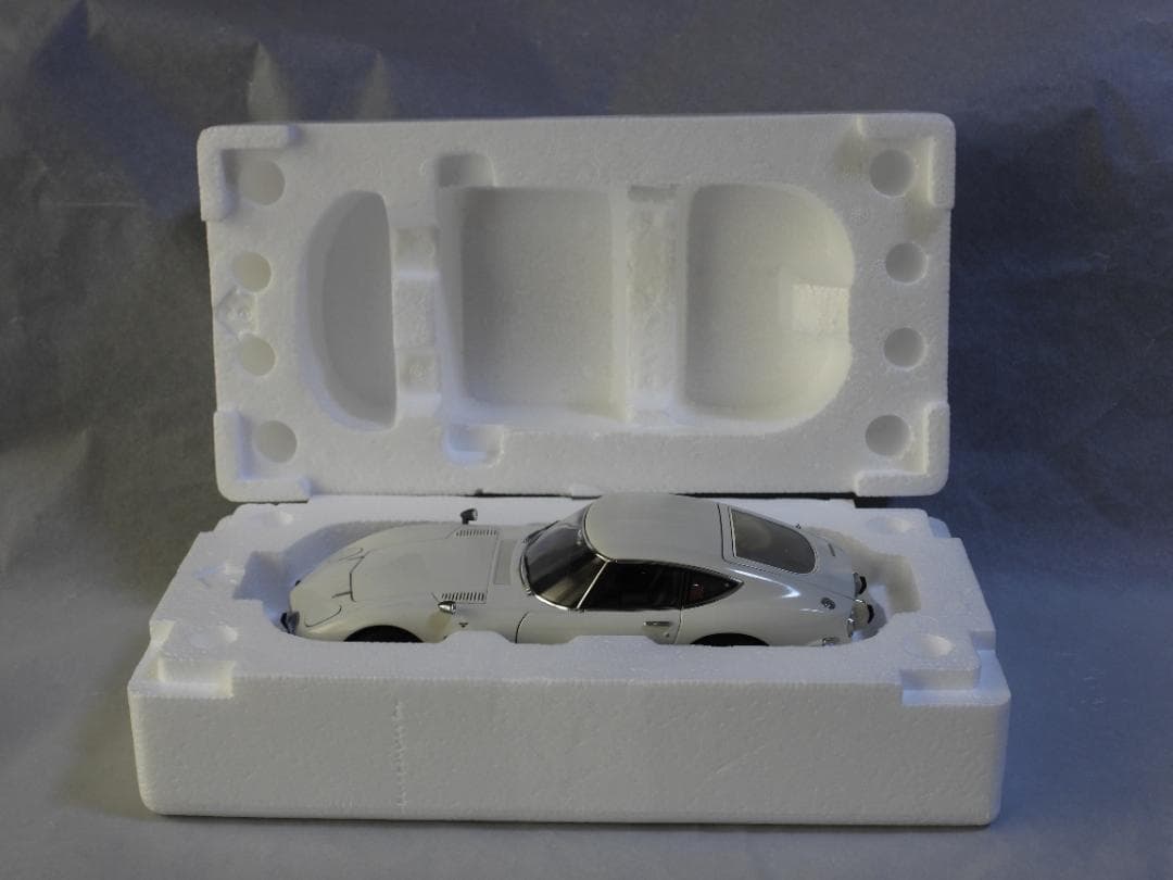 ミニカー AUTOart TOYOTA 2000GT 1/18