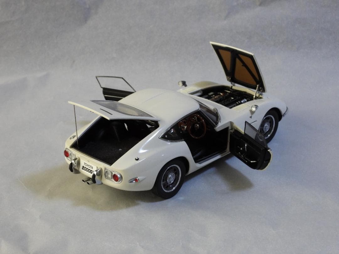 ミニカー AUTOart TOYOTA 2000GT 1/18