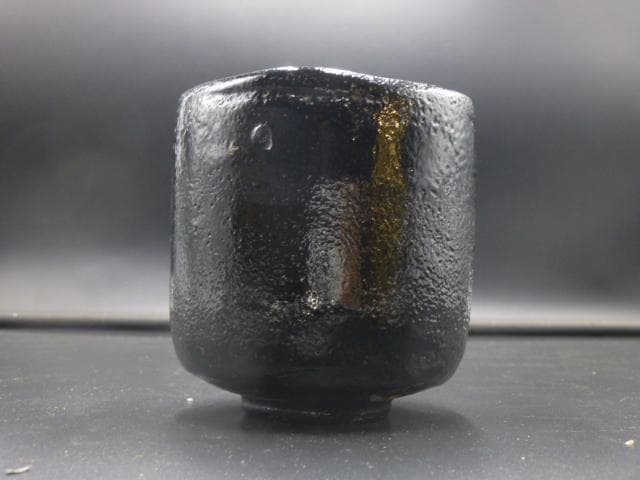 楽吉左衛門　九代　了入　黒筒茶碗／共箱・共布／楽吉左衛門　十二代　弘入極め箱