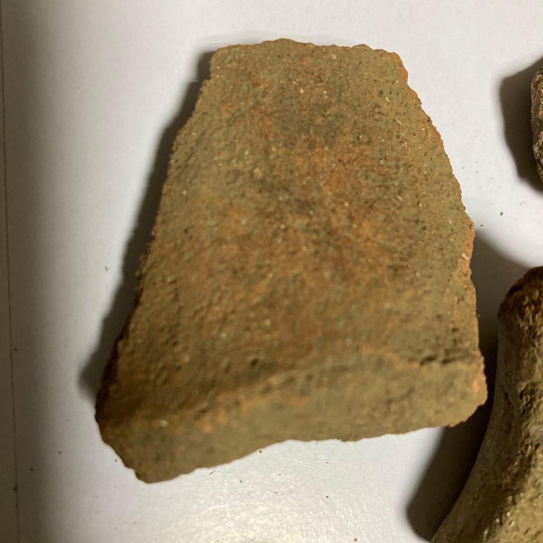 縄文時代の石皿、石斧、土器破片