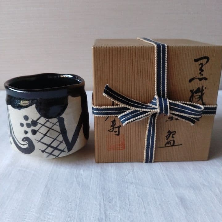 黒織部筒茶碗