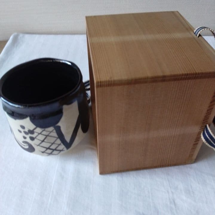 黒織部筒茶碗