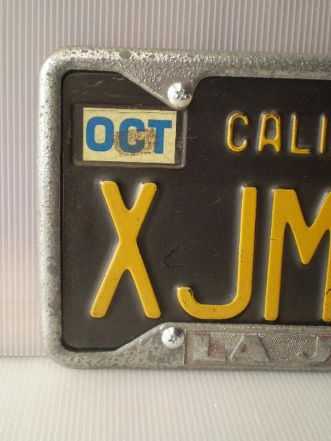 XJM 717' California'カルフォルニアライセンスプレート。
