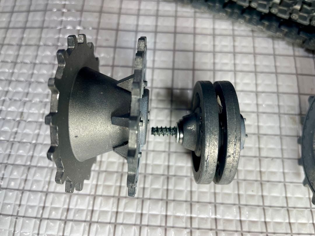 ヘンロン1\16 ヤークトパンサー&パンサーG純正金属履帯起動輪誘導輪