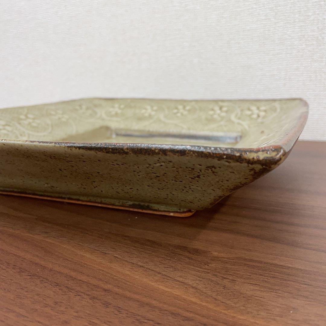【人間国宝】島岡達三 地釉象嵌 唐草文角皿 (径28cm)