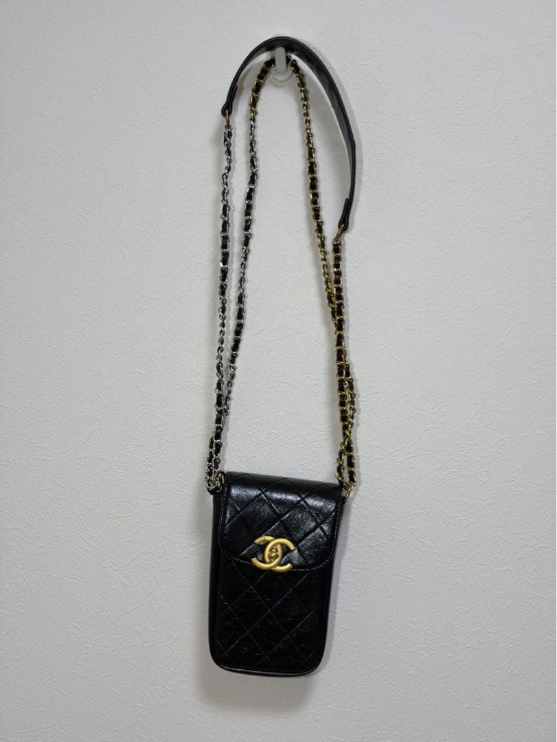 CHANELシャネルノベルティ　スマホショルダー　ケース