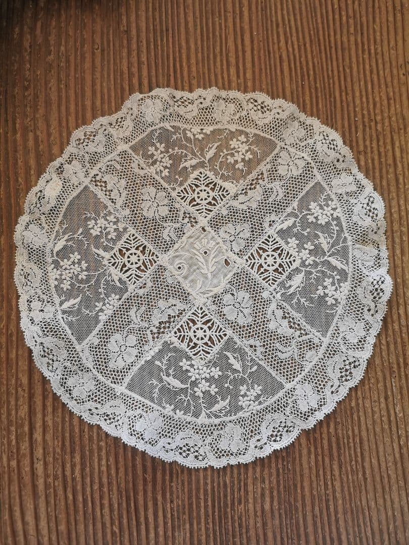 アンティーク ノルマンディーレースドイリー 十字架モチーフ パッチワーク 花刺繍