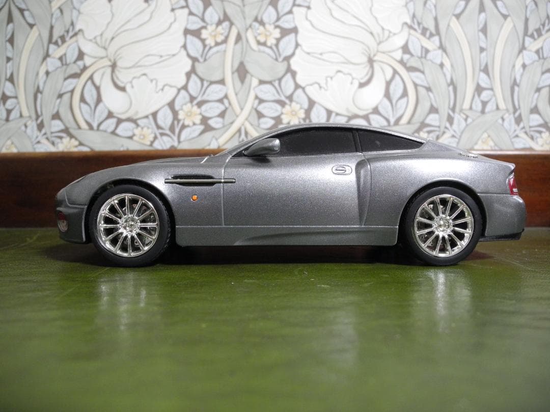 【ギミック満載】アストンマーチン DB5 & V12 Vanquish の２台