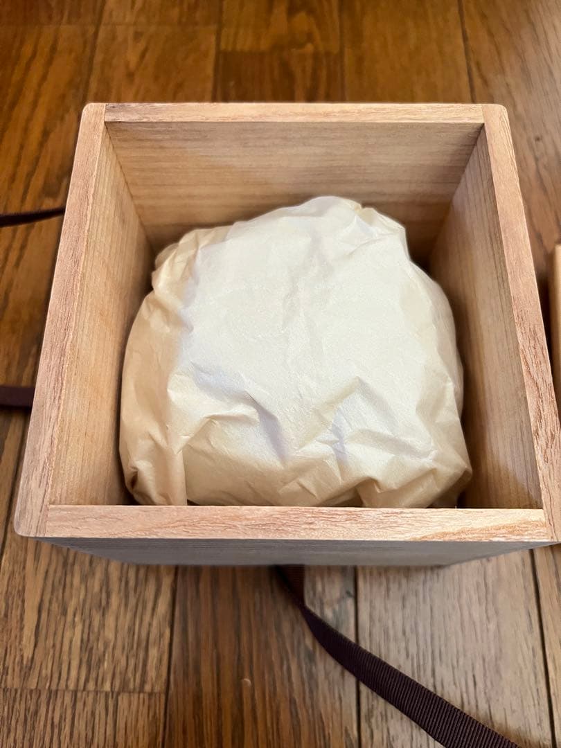 虎渓山水月窯　梅絵茶碗