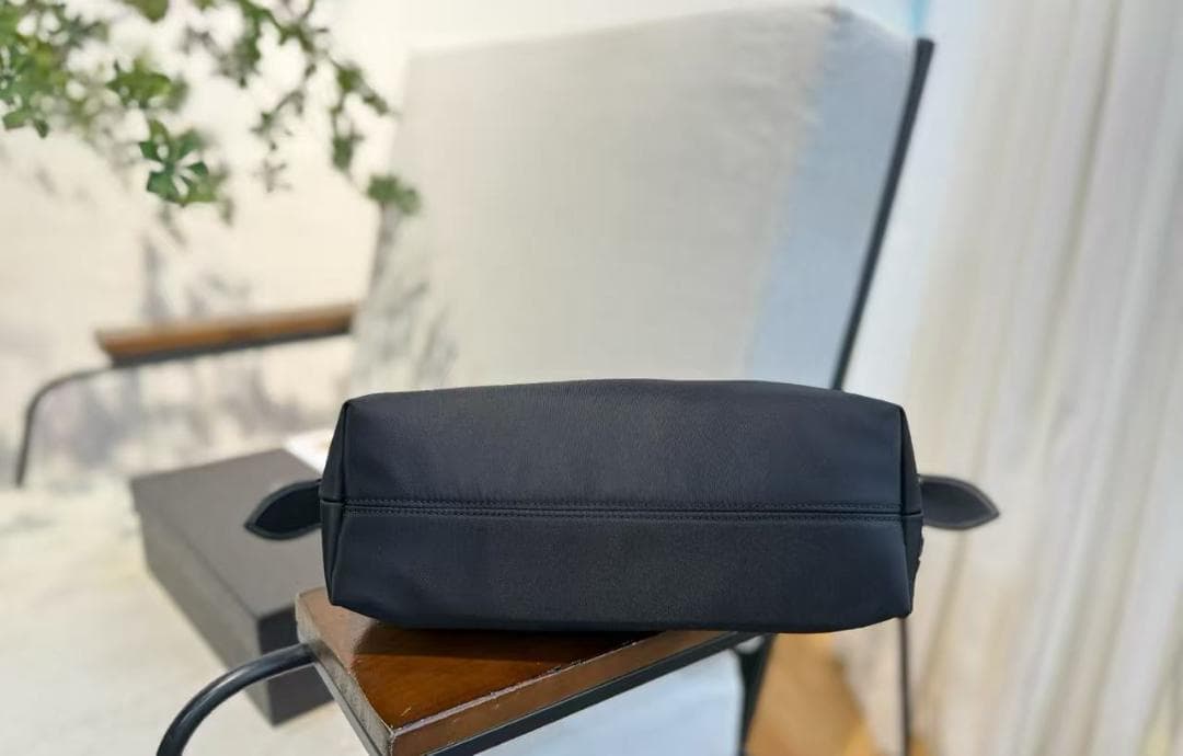 PRADA ブラックレザートートバッグ