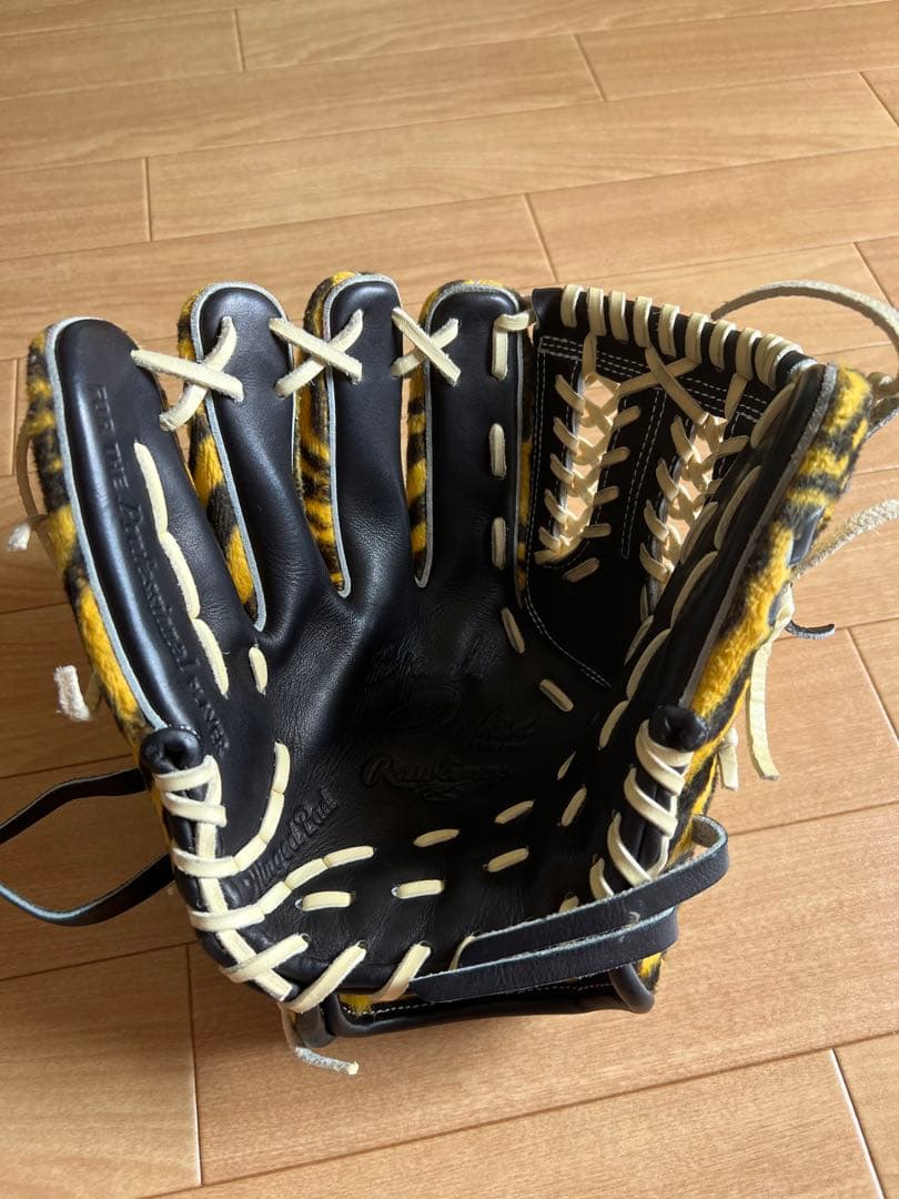 【超激レア品】元阪神タイガース岩田稔投手練習用グラブ