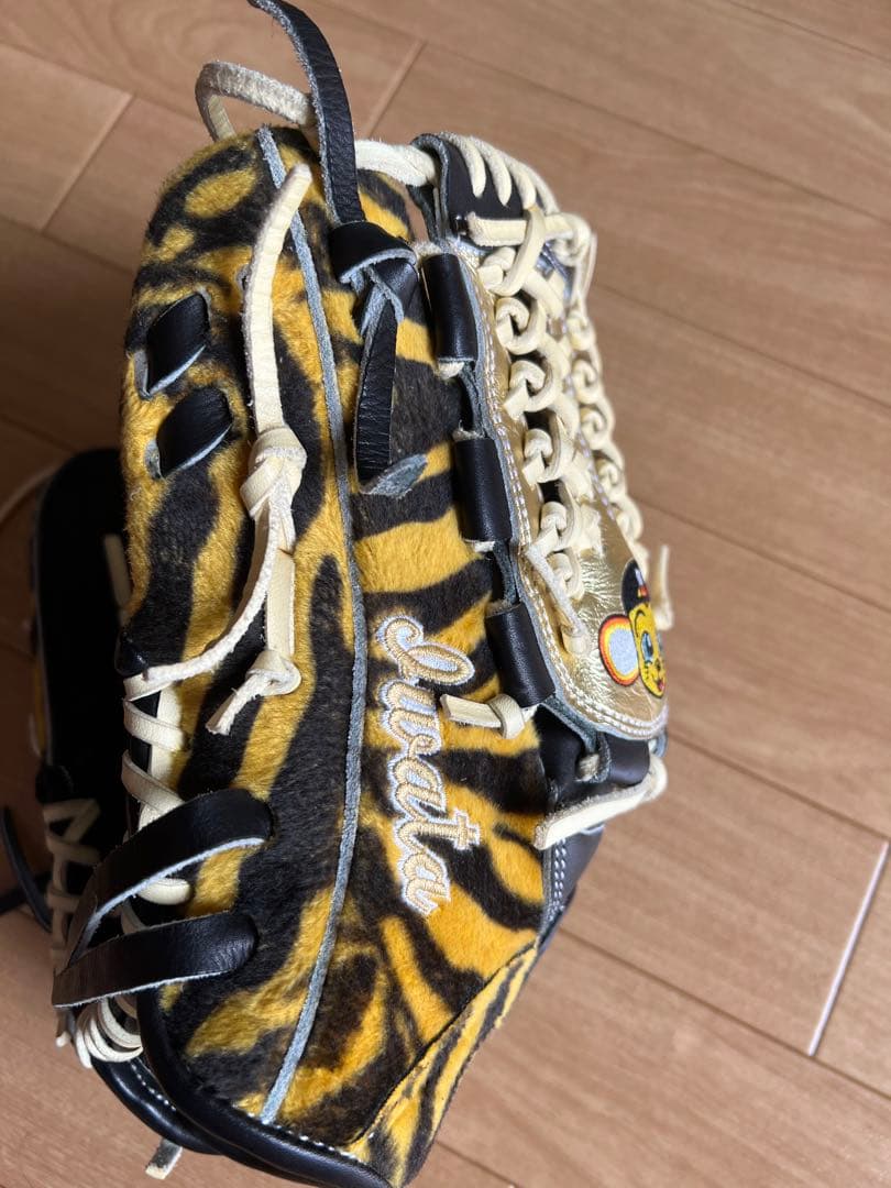 【超激レア品】元阪神タイガース岩田稔投手練習用グラブ