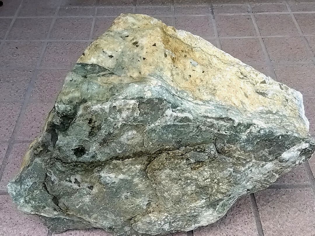 ★翡翠原石★稀少！下仁田硬玉翡翠【転石・カチ割り19.9kg】