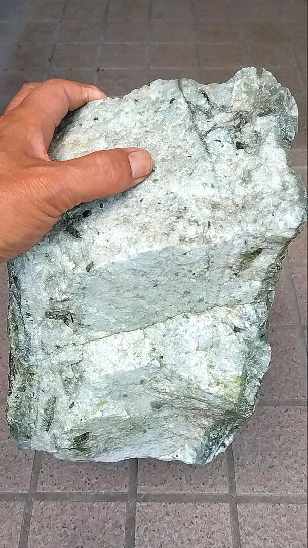 ★翡翠原石★稀少！下仁田硬玉翡翠【転石・カチ割り19.9kg】