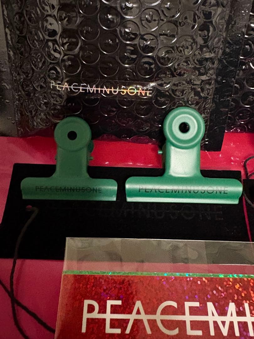 Peaceminusone Red・Greenクリップセット（ステッカー付き）