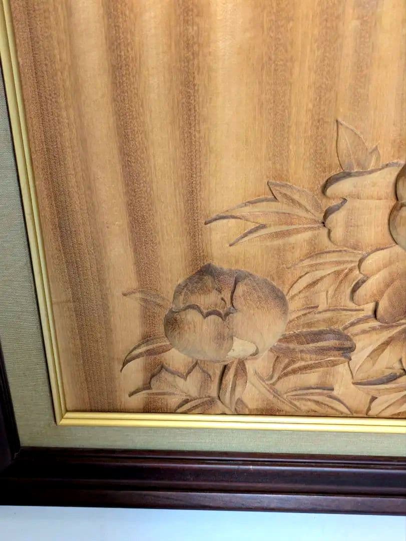 井波彫刻大きめ額、牡丹の花と蕾、作家落款あり