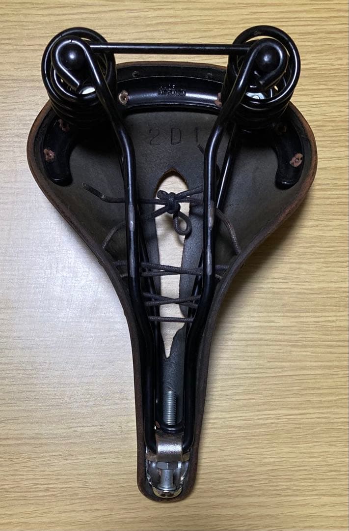 BROOKS FLYER CARVED BLACK レザーサドル
