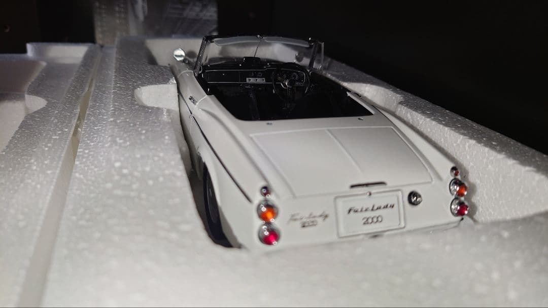 autoart 1/18 ダットサン フェアレディ 2000 SR311