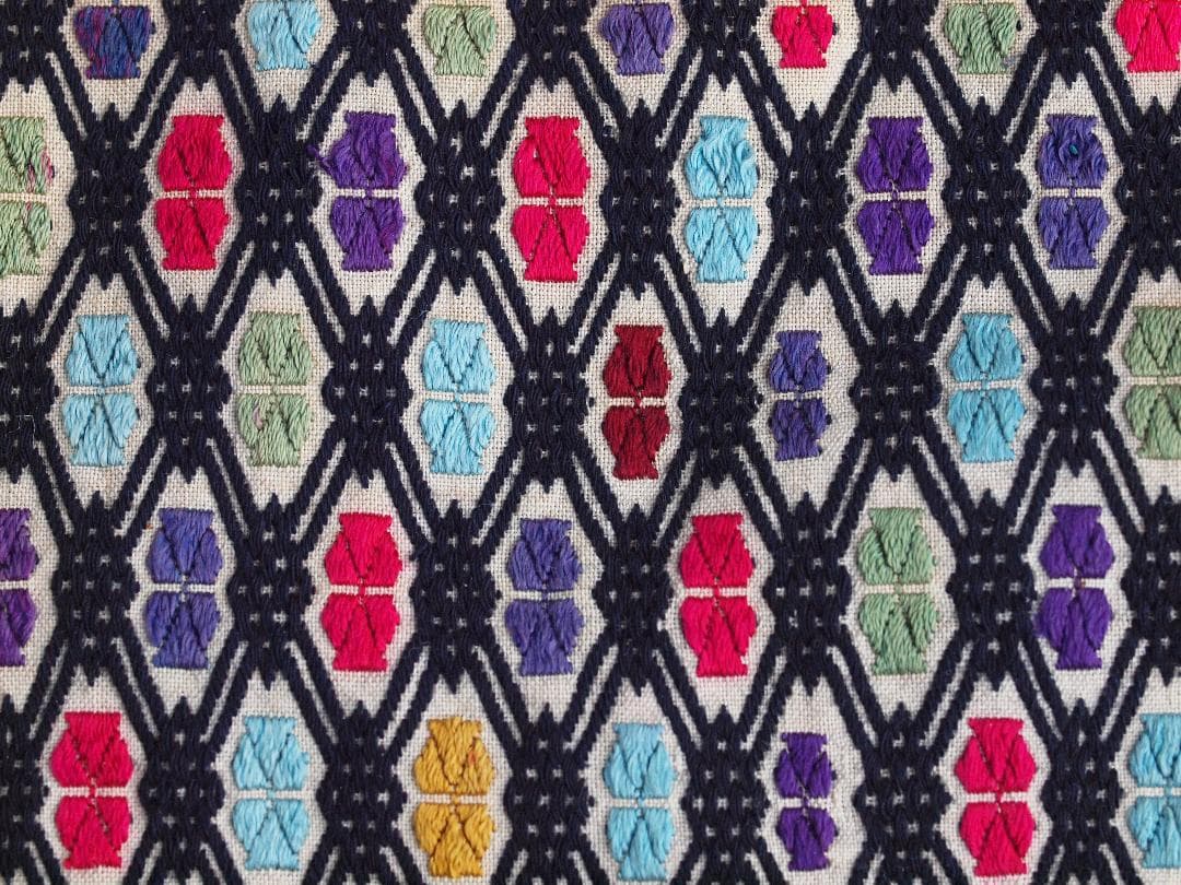 中国貴州省で入手、約300の格子状菱形紋に6花弁紋を加えた、少数民ミャオの刺繍布