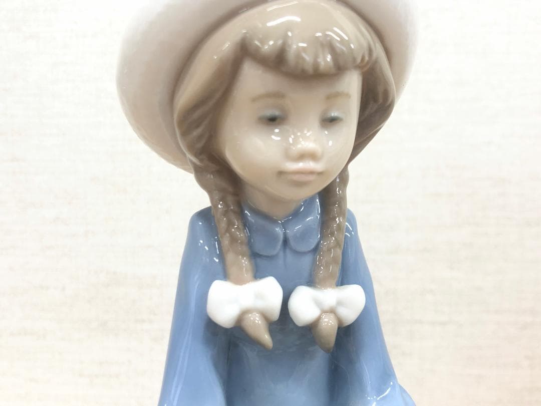 ■リヤドロ■花を抱いて座る少女　美しい磁器人形　フィギュア　置物　メルヘンチック