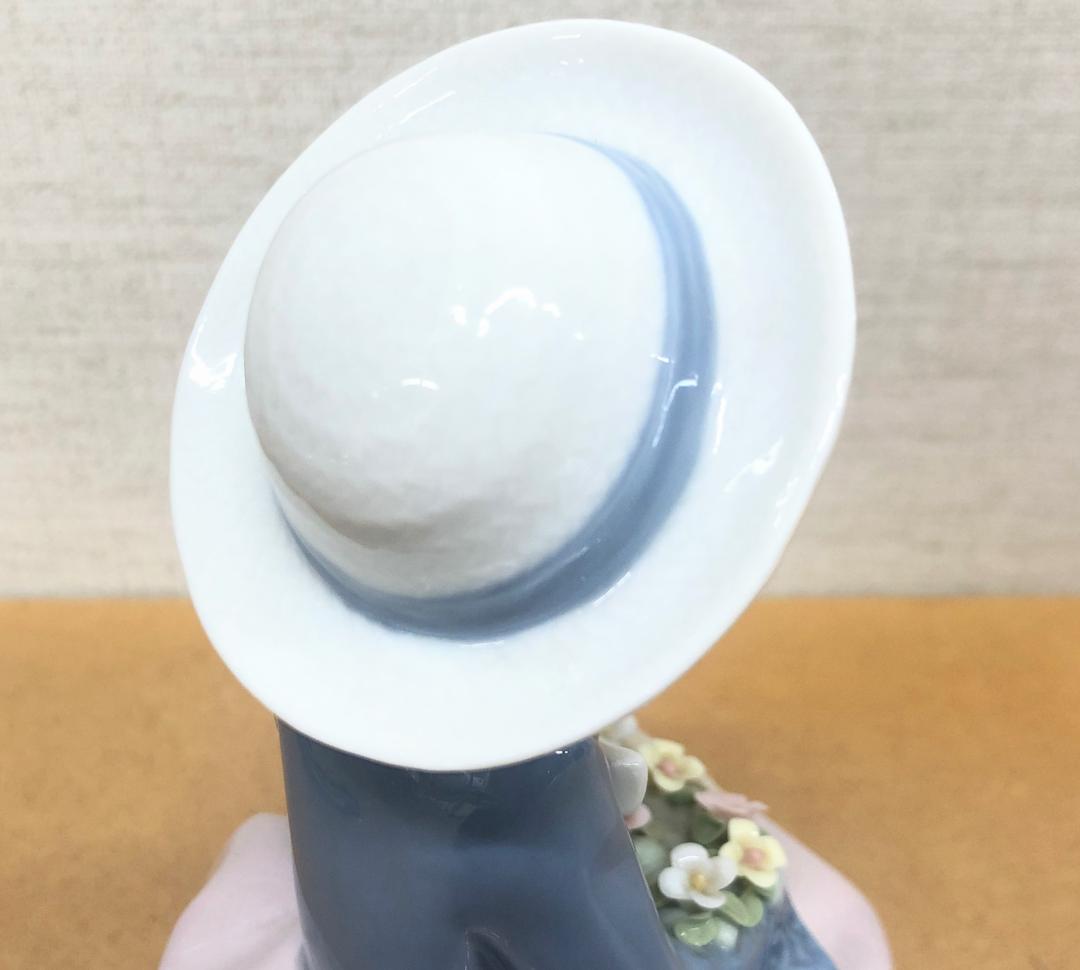 ■リヤドロ■花を抱いて座る少女　美しい磁器人形　フィギュア　置物　メルヘンチック