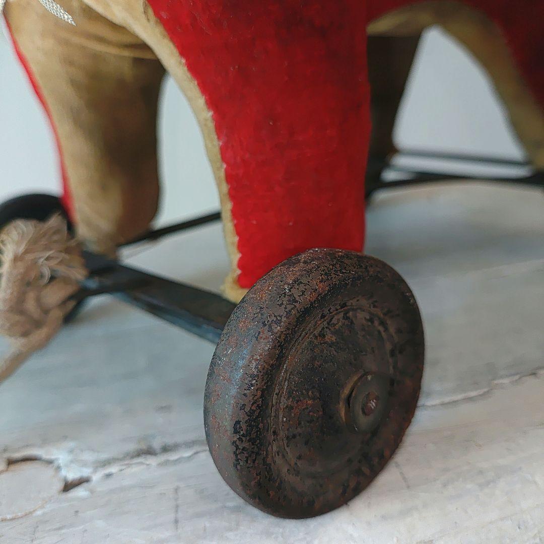 アンティーク人形　赤い犬の引きぐるま玩具