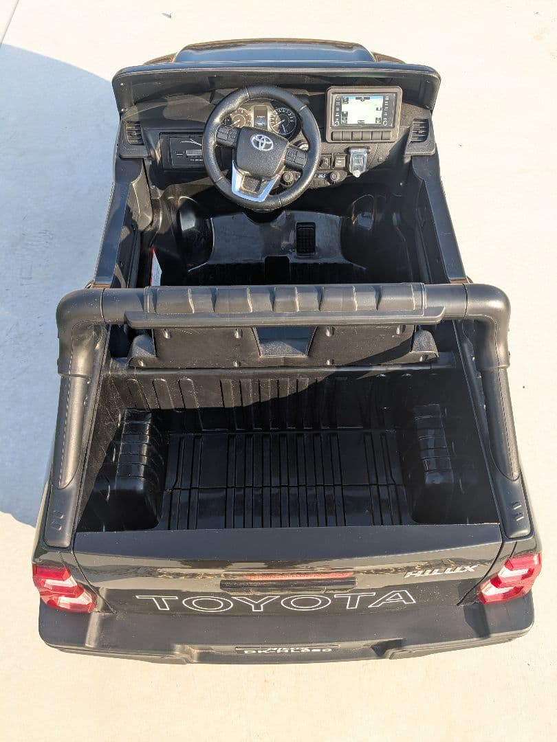 乗用玩具 乗用ラジコン トヨタ ハイラックス 　※シャンク品　手渡し取引き