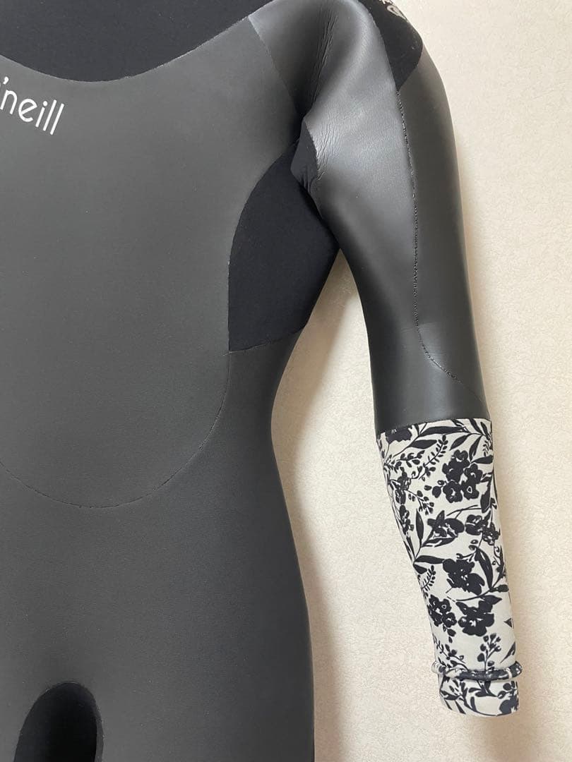 （1度のみ使用）O'neill ウェットスーツ 黒 花柄 5/3mm