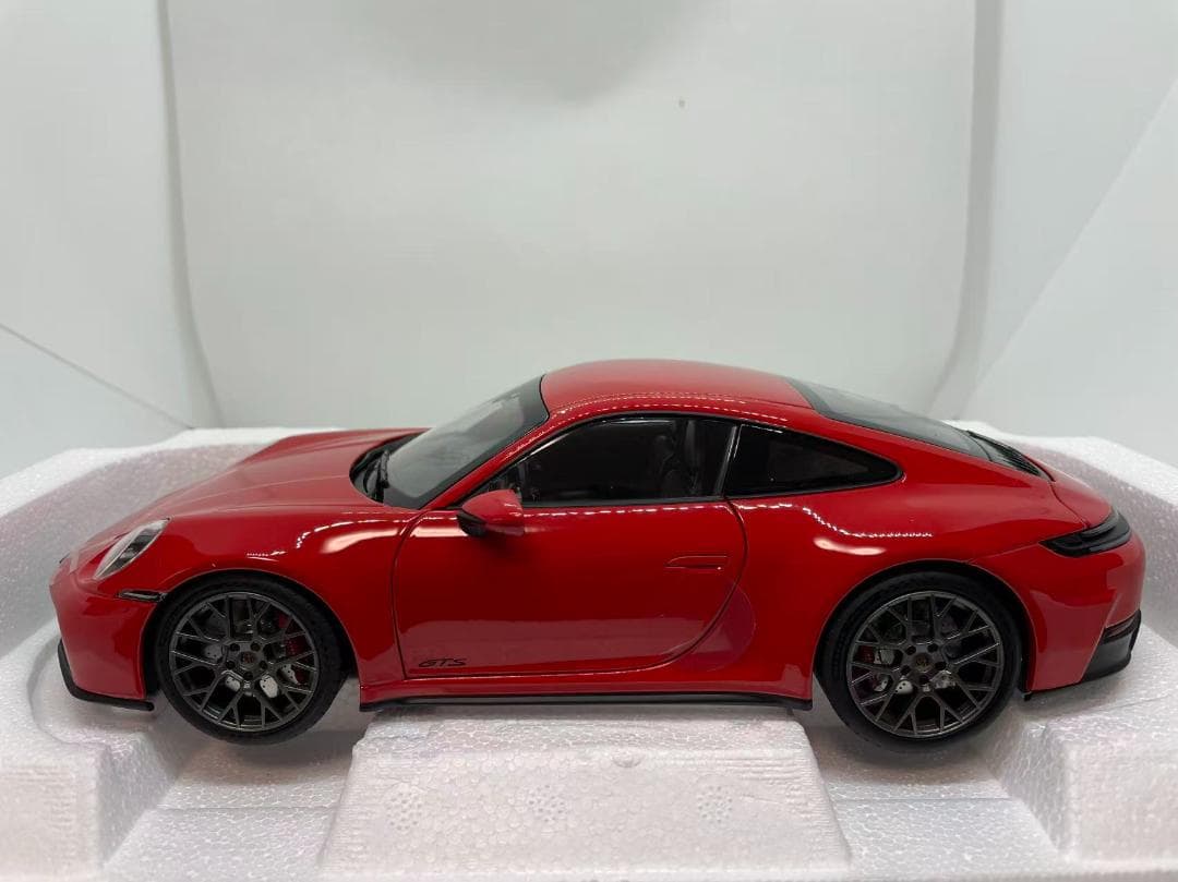 304-059 ノレブ 1/18 ポルシェ 911 Carrera 4 GTS