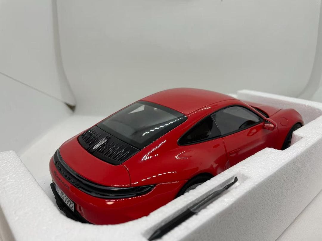 304-059 ノレブ 1/18 ポルシェ 911 Carrera 4 GTS