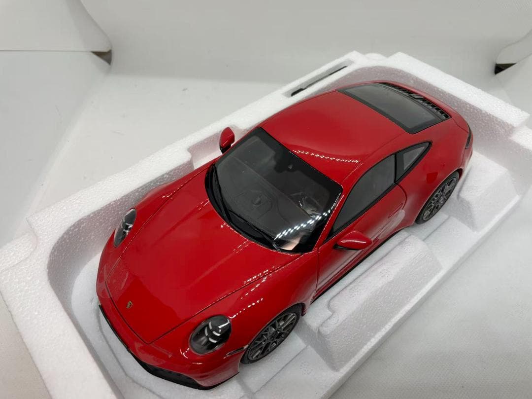 304-059 ノレブ 1/18 ポルシェ 911 Carrera 4 GTS