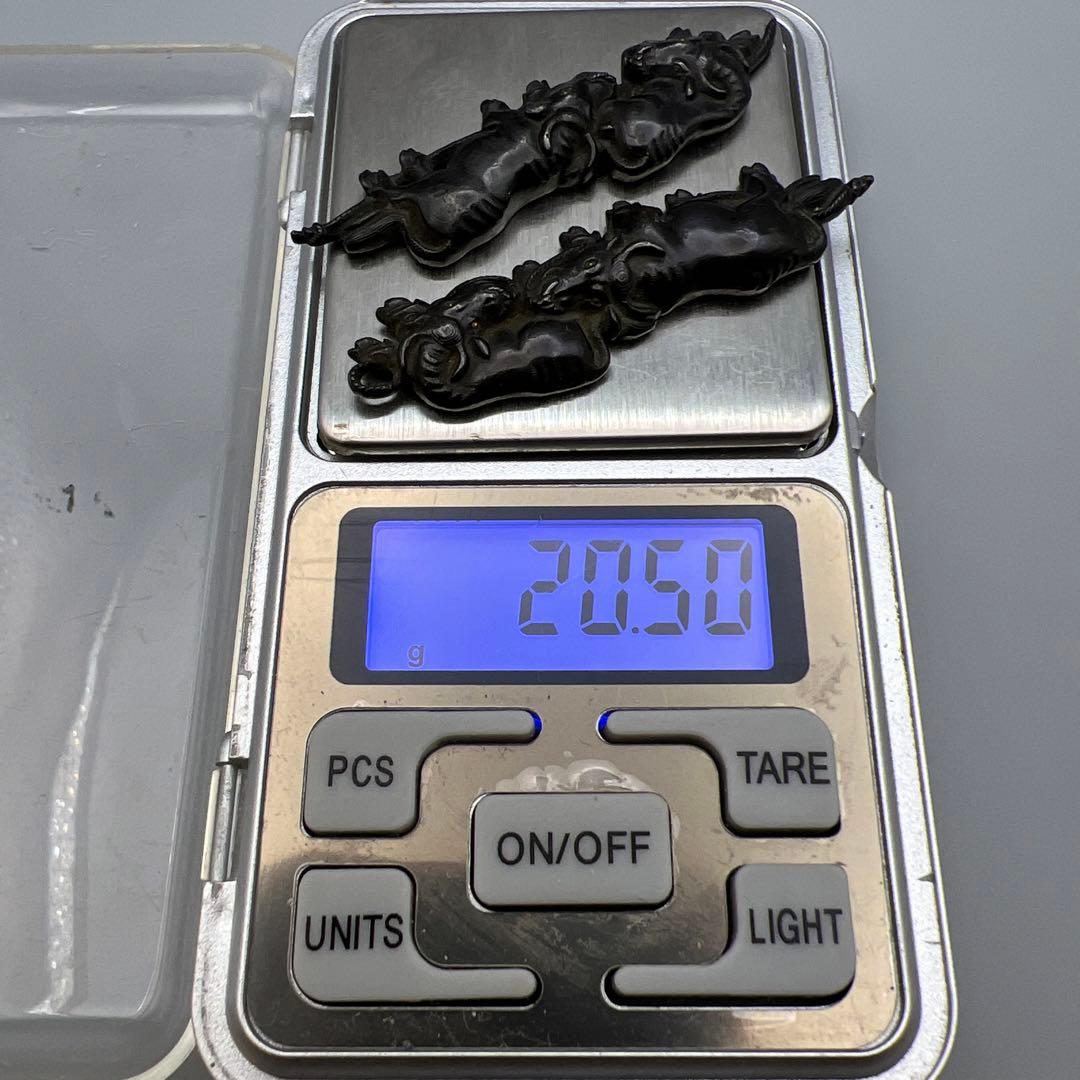 【海】江戸明治金工　二疋牛図　金目　手彫　目貫一体　銅製鍍金　骨董品　専用箱付