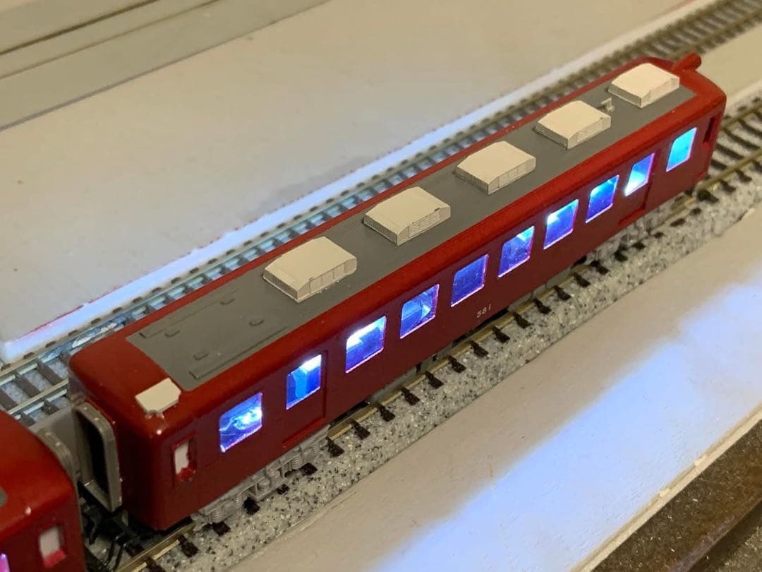 近鉄志摩線680系金属キット組み立て品 ブタ鼻ヘッドライト点灯。テールランプ点灯