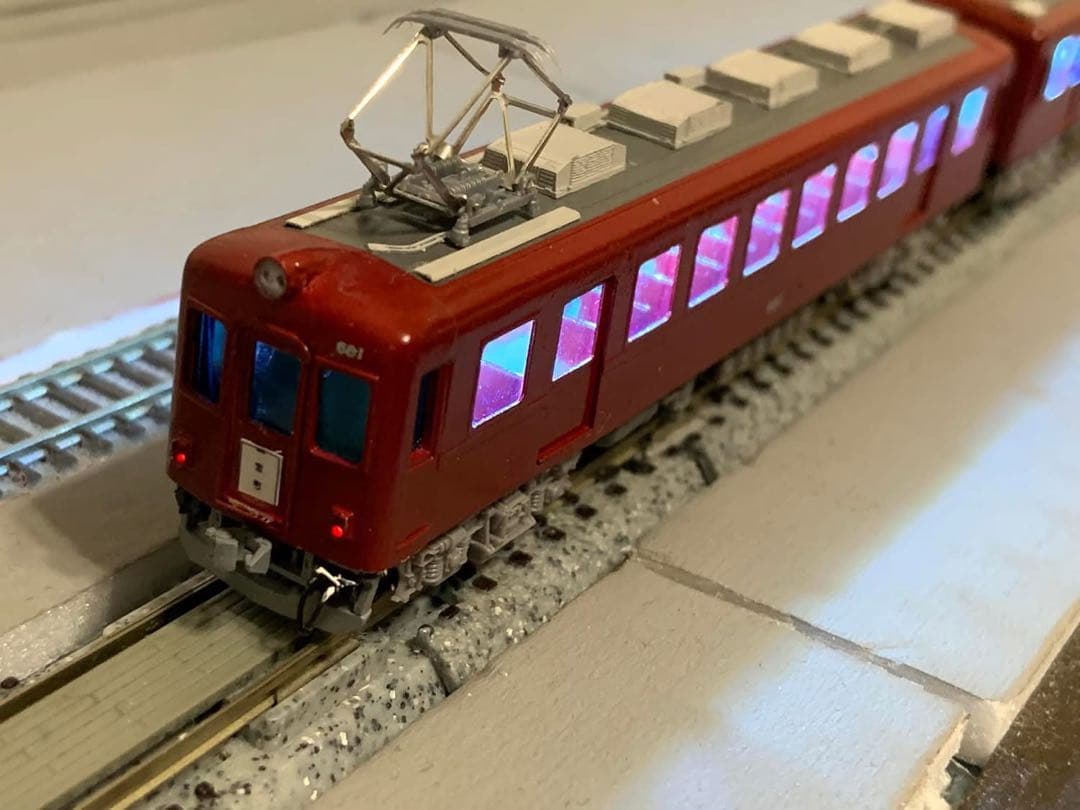 近鉄志摩線680系金属キット組み立て品 ブタ鼻ヘッドライト点灯。テールランプ点灯