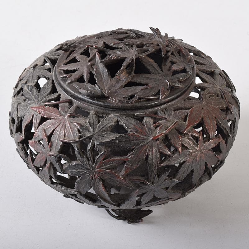 龍ちゃん　古銅　紅葉透かし　三つ足香炉　在銘　約537g　D　R8374