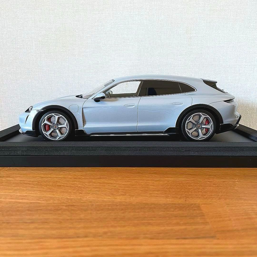 【ミニカー 美品】1/18 ポルシェ タイカン 4S クロス ツーリスモ