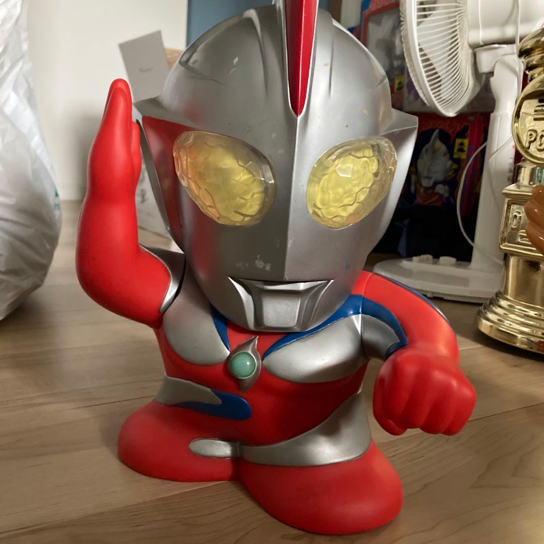 ウルトラマン貯金箱とバカボンのパパ貯金箱