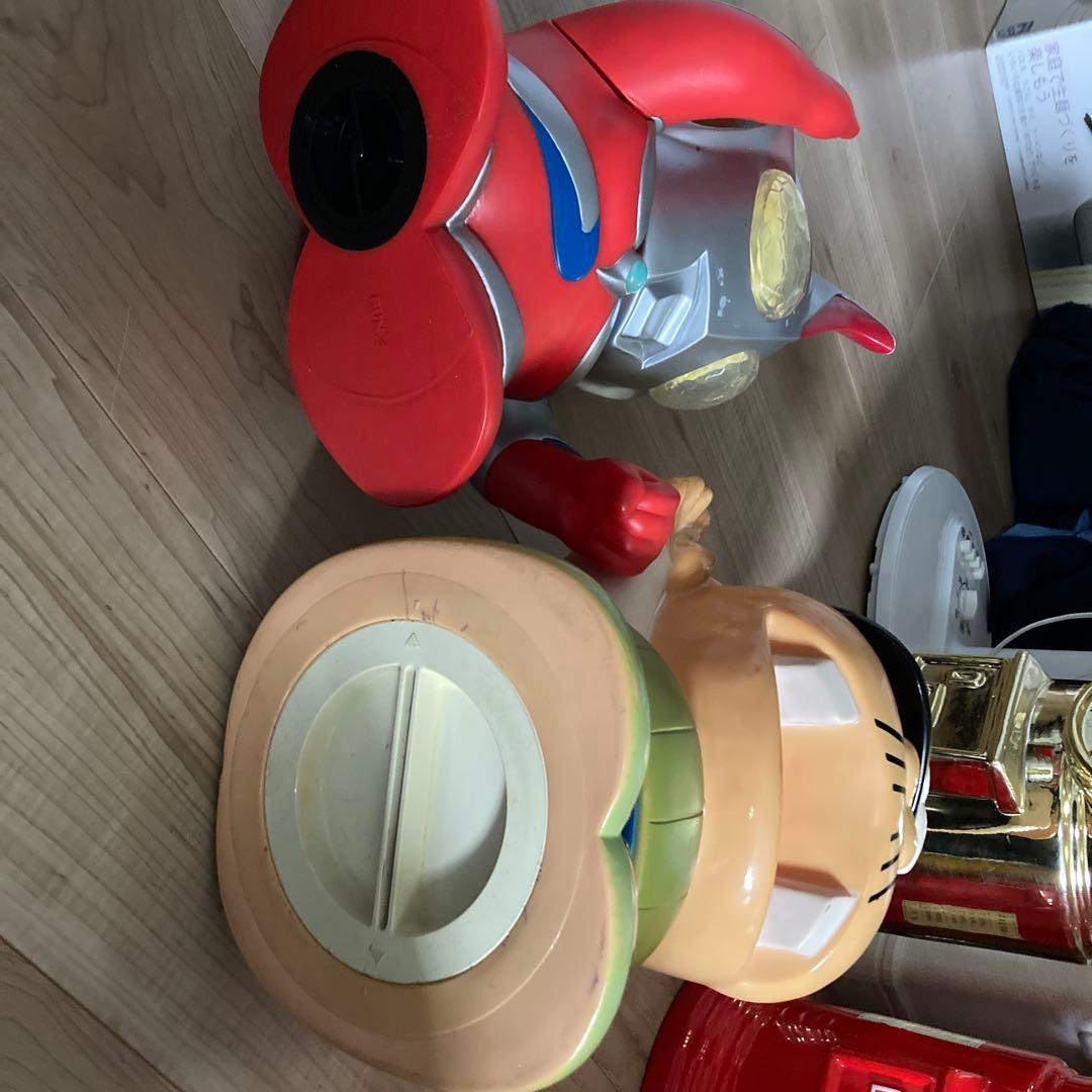 ウルトラマン貯金箱とバカボンのパパ貯金箱