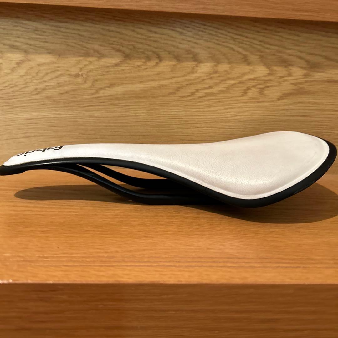 美品　FABRIC SADDLE ALM ULTIMATE ホワイト 最終値引き