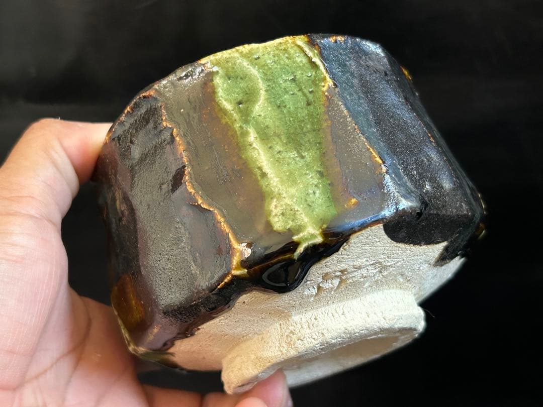至高の究極の美◾️蔵から美しい形状と深みのある茶色と緑色の釉薬の抹茶茶碗が出てきた