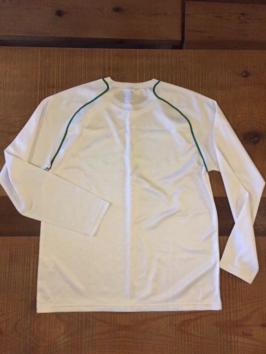 新品umbro 2枚で2,500円！トレーニングウェア 半袖&長袖 セット