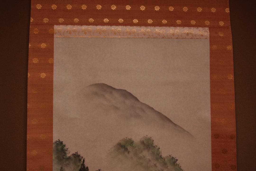 共箱（裏書あり）付き　彩色山水の図　　在銘：春光 山水画 掛軸
