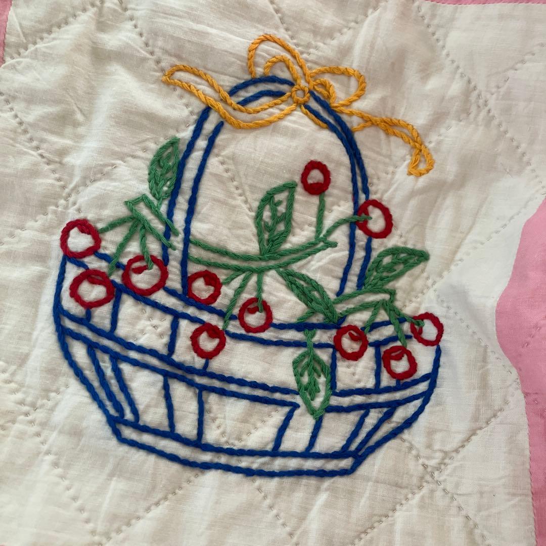 ビンテージ刺繍キルト(スーちゃん他) 172×180位　刺繍部分20角×32個