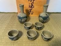 伊万里焼梅散酒器揃 徳利 お猪口 （太郎左右エ門 手書き 貫入）