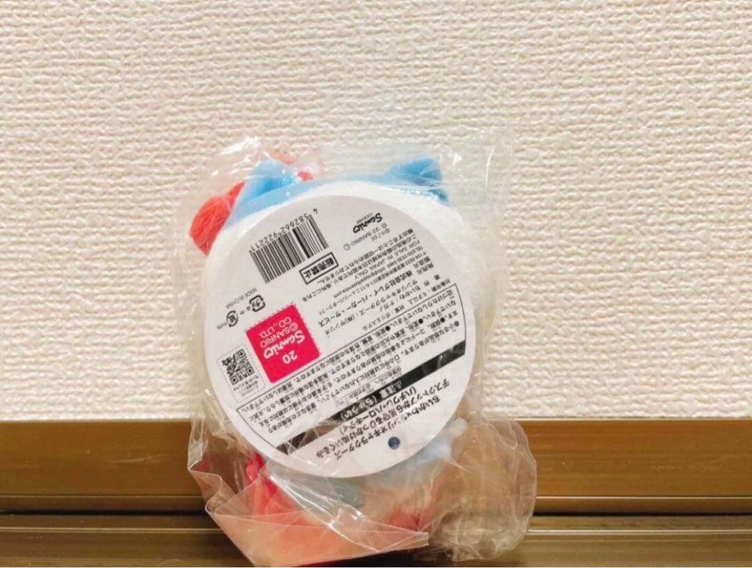 ちいかわ　デスクトップから見守るひっかけぬいぐるみ　ハチワレ　ハローキティ
