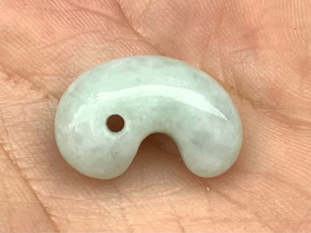 ✳神様からの授かり*糸魚川翡翠勾玉　極上高品質端材使用　縁起良い御守り　鑑別書付